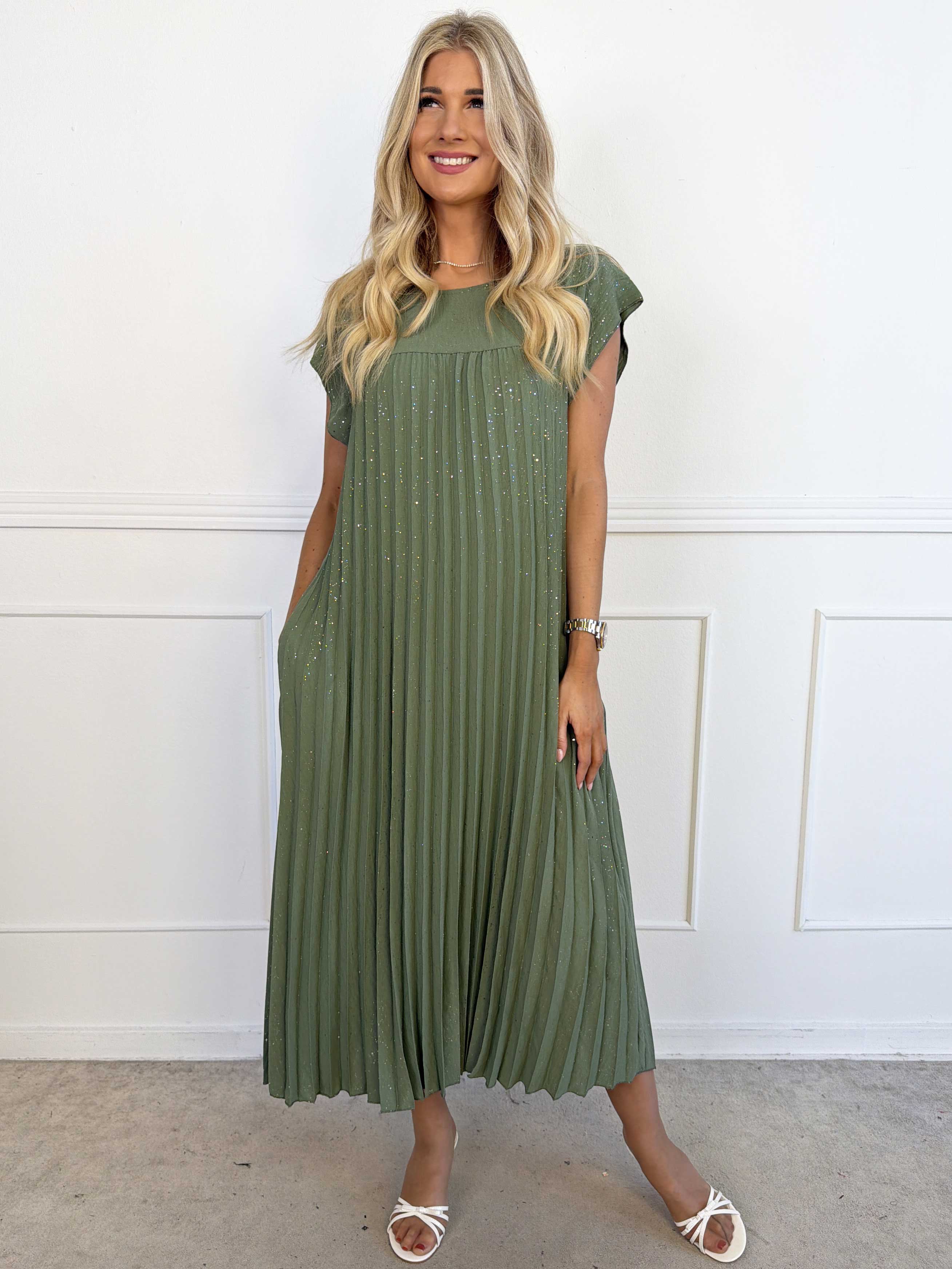 Nancy Glitter - Lang plus size kjole med plisseringer og lommer